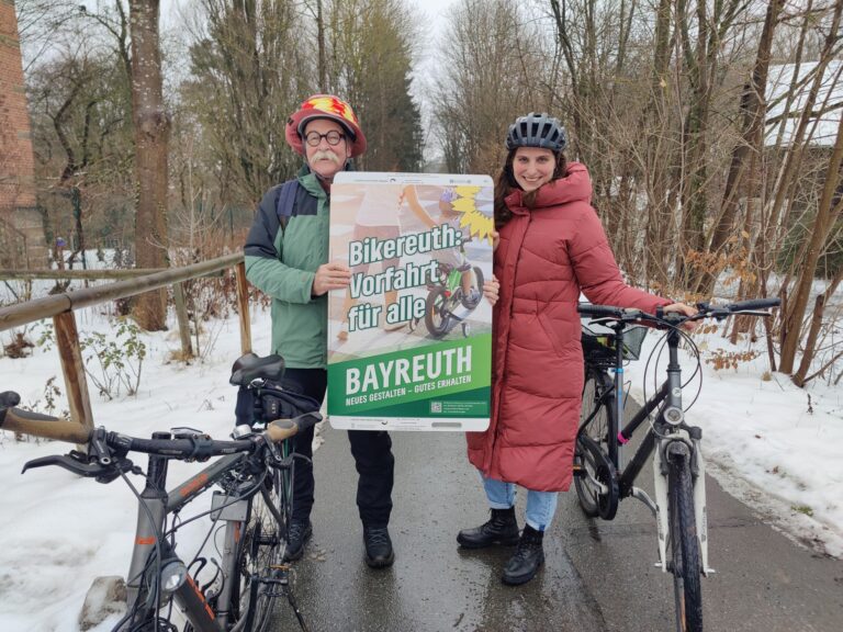 Grünen-Bundesvorsitzender Felix Banaszak besucht “Bikereuth”
