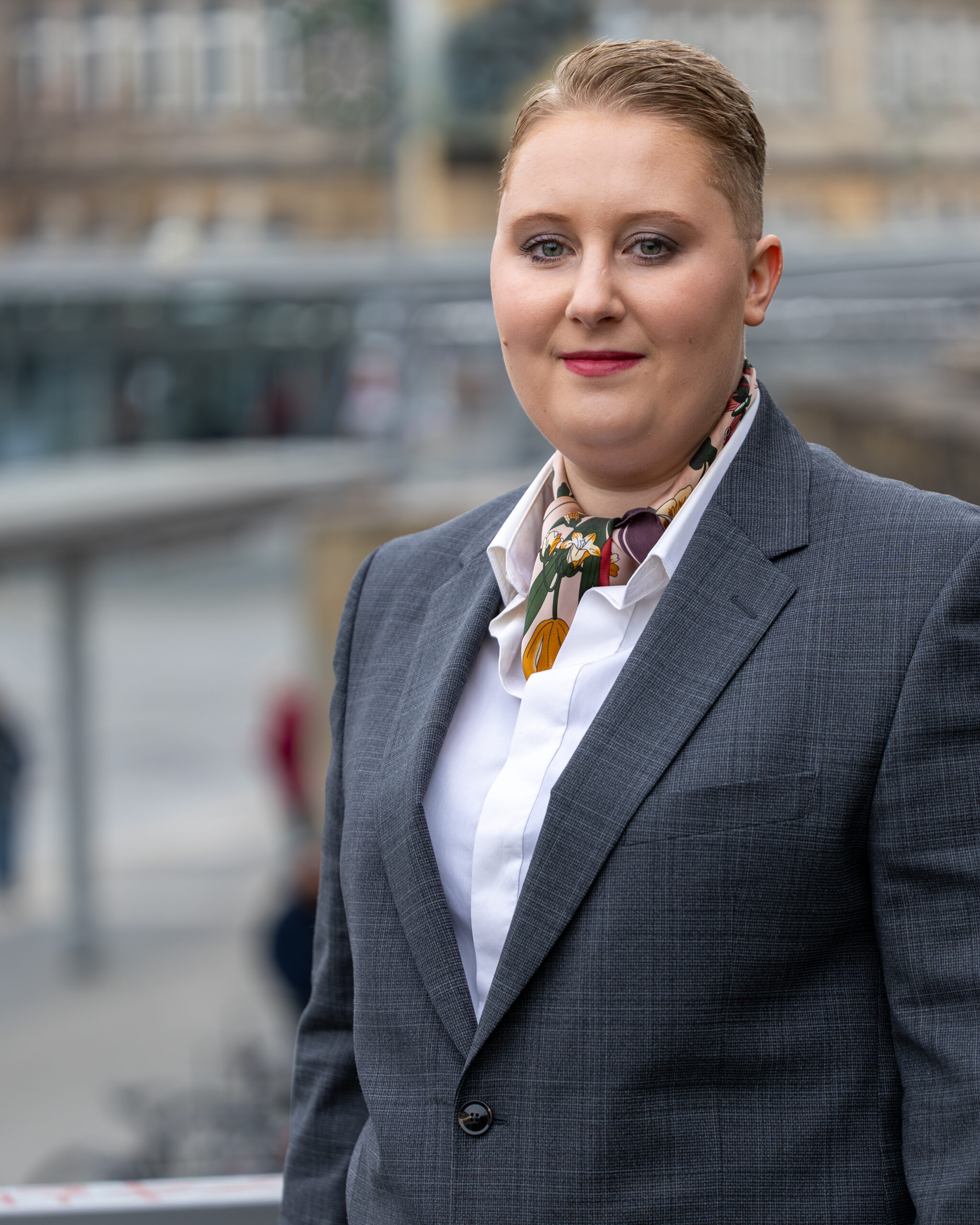 Porträtbild von Laura Schaller für die Kommunalwahl Bayreuth 2026, Listenplatz 5. Das Bild zeigt eine lächelnden Frau